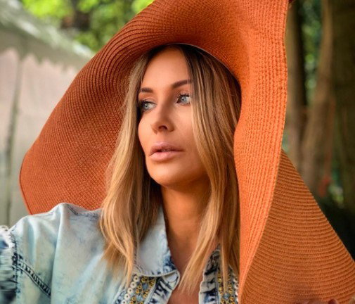 Małgorzata Rozenek w stylowym kapeluszu