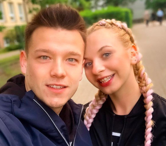 Ta bluzka z Sinsay za 15 zł to hit Instagrama! Ernest Musiał z „19+” już ją nosi