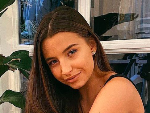 Julia Wieniawa w modnej marynarce z Zary