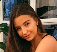 Julia Wieniawa w modnej marynarce z Zary