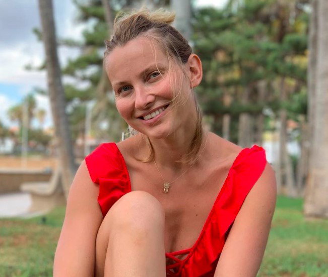 Joanna Moro pozuje topless na rodzinnym zdjęciu