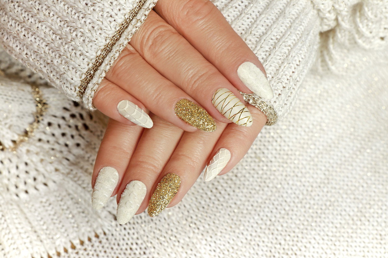 manicure na sylwestra z brokatem