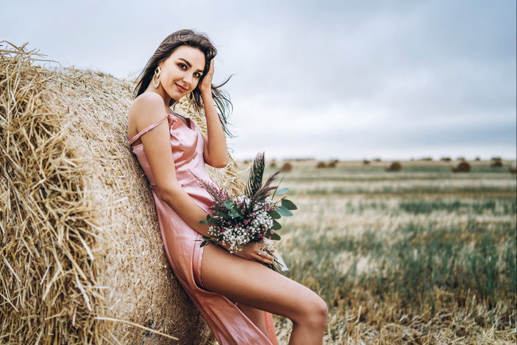 modelka w bieliźnianej sukience