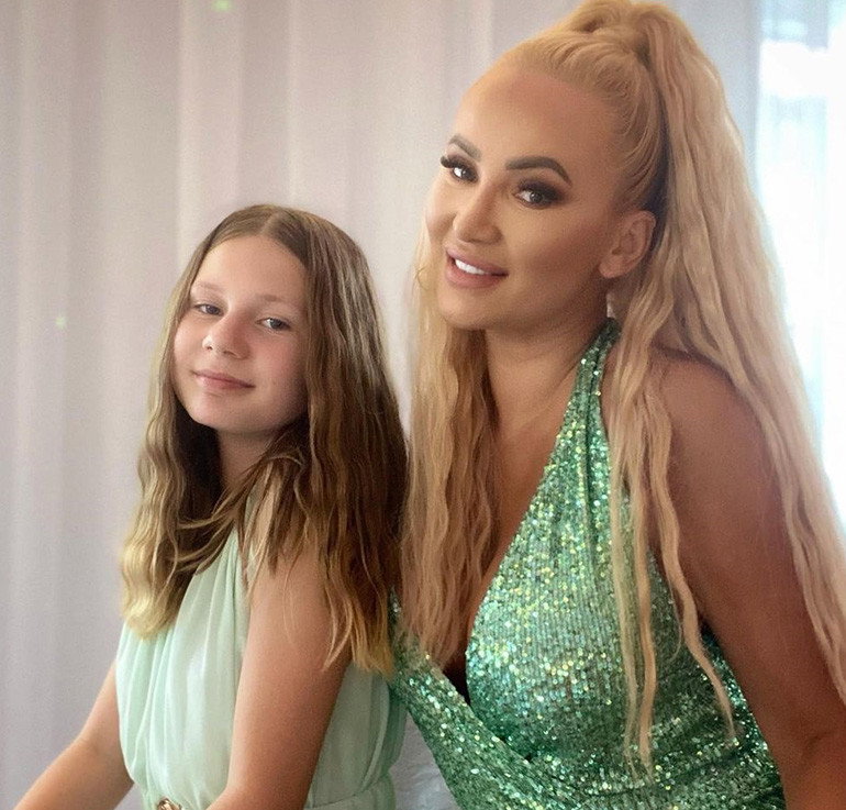 Izabela Macudzińska z córką Elizą