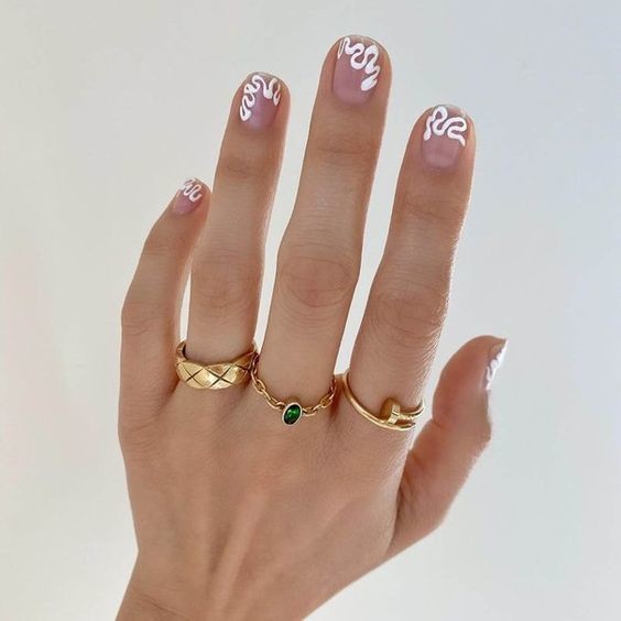 modne paznokcie squiggly nails
