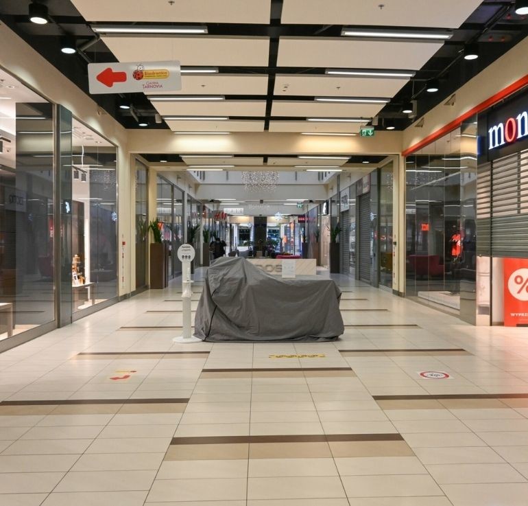Pusta galeria handlowa
