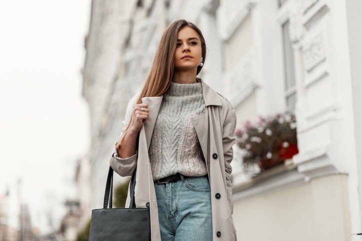 modelka w trenczu