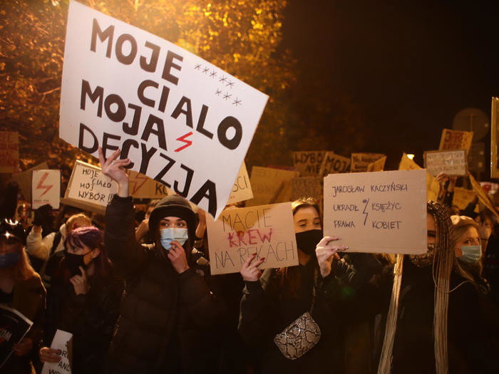 Gwiazdy ostro krytykują opublikowany wyrok TK w sprawie aborcji: "Skazują rodziny na OGROMNE CIERPIENIE"