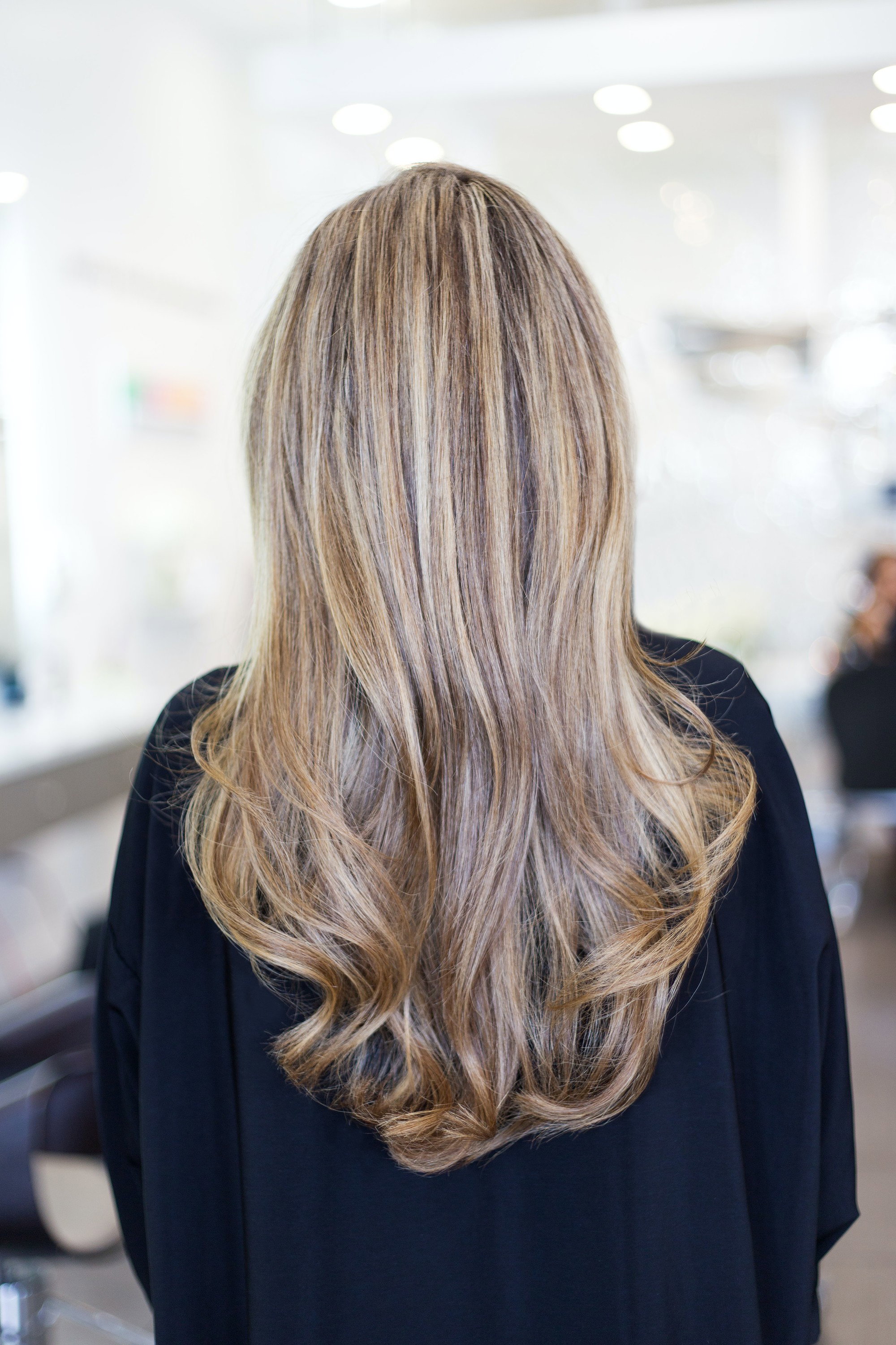 długie blond włosy