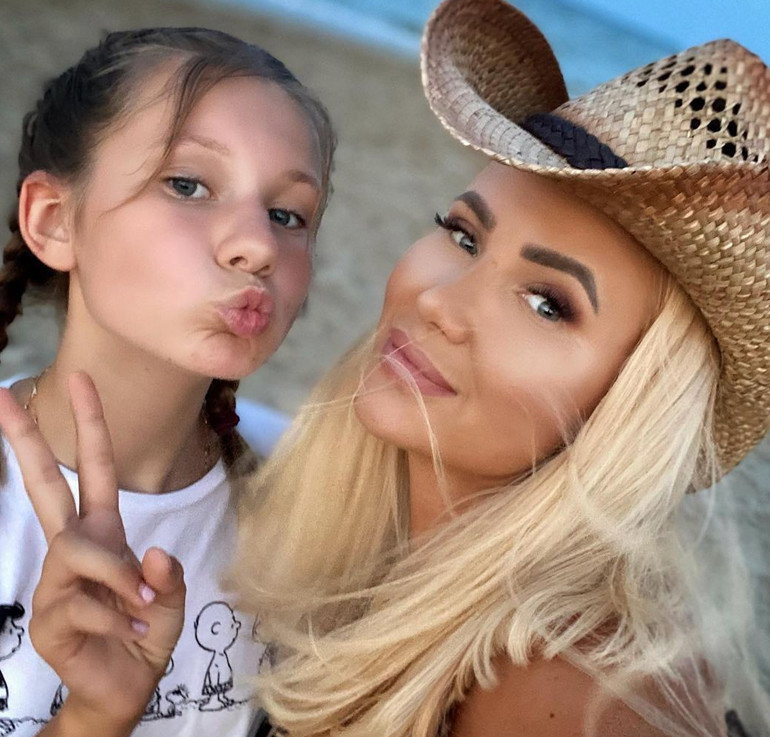 Izabela Macudzińska z "Królowych Życia" z córką w identycznych stylizacjach