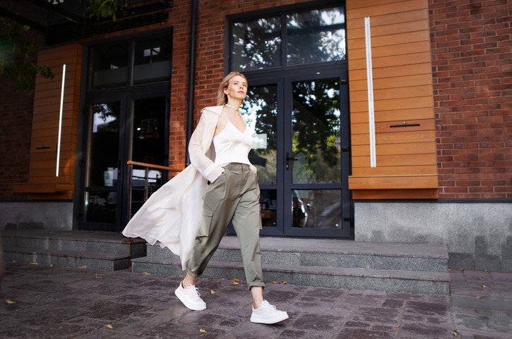 modelka w spodniach w kolorze khaki