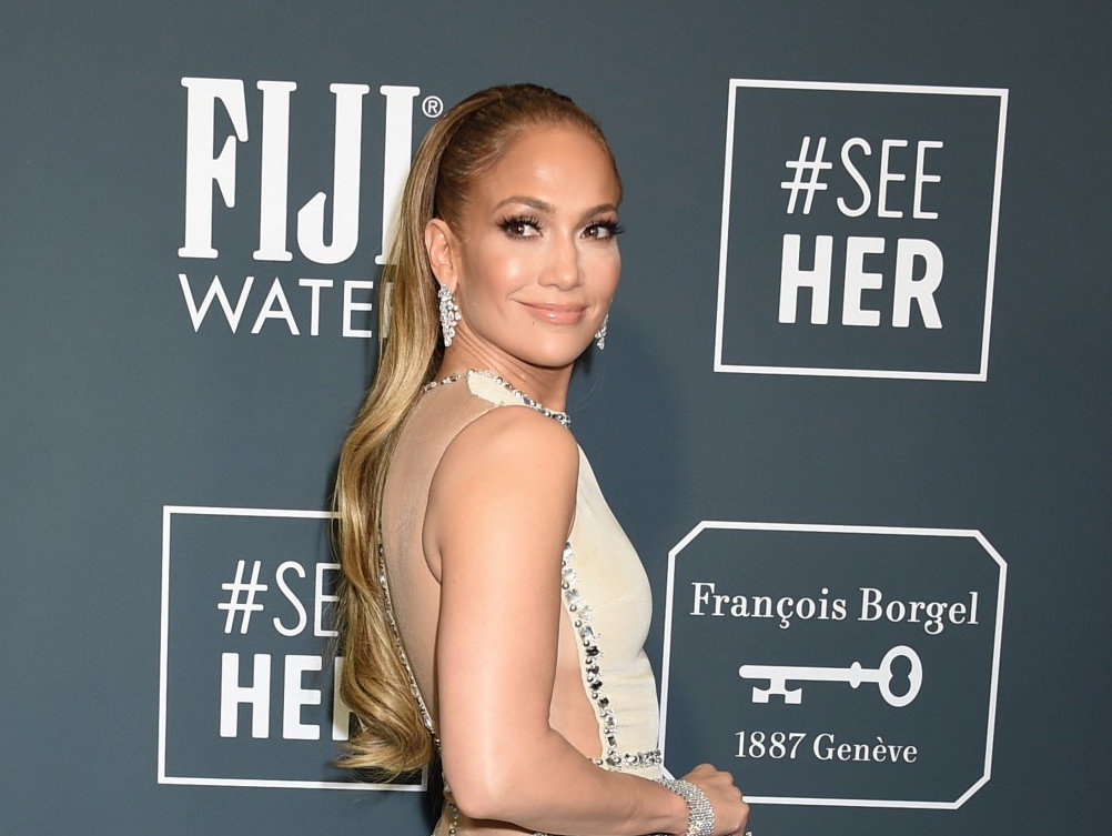 Długie karmelowe włosy Jennifer Lopez to przeszłość! Piosenkarka ścięła je „na chłopaka”. Dobra zmiana?
