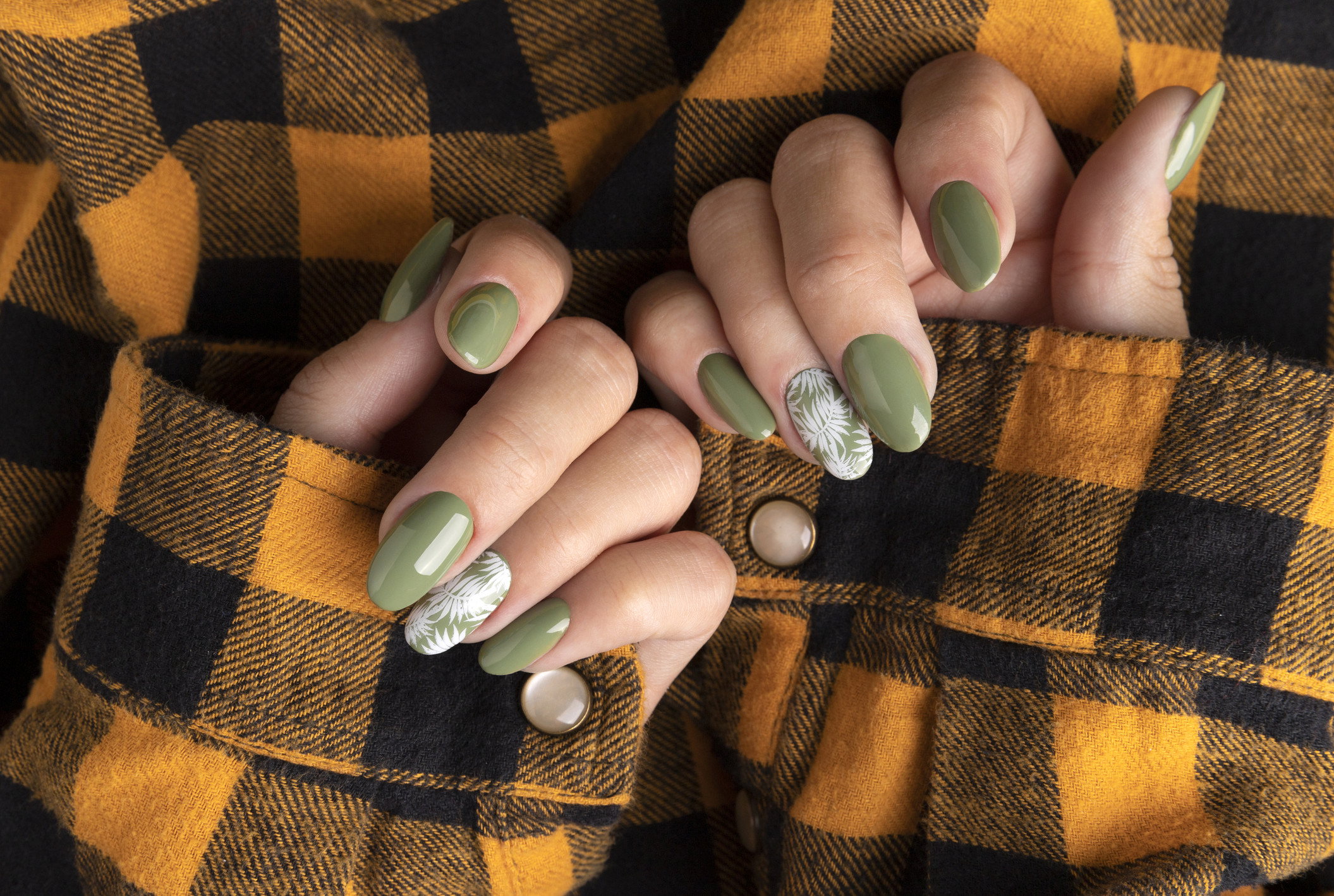 Khaki chrome nails