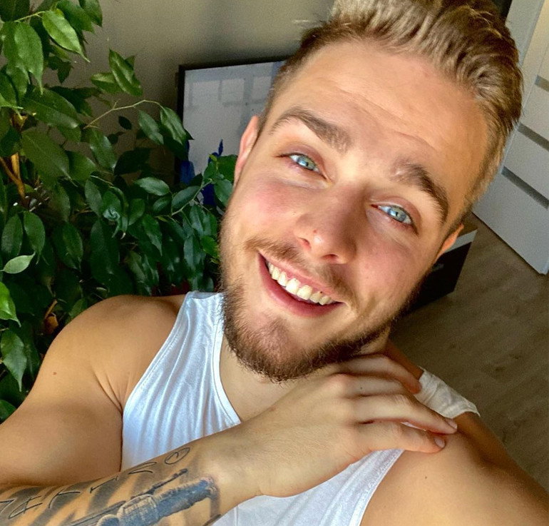 Blondino z "Hotelu Paradise"