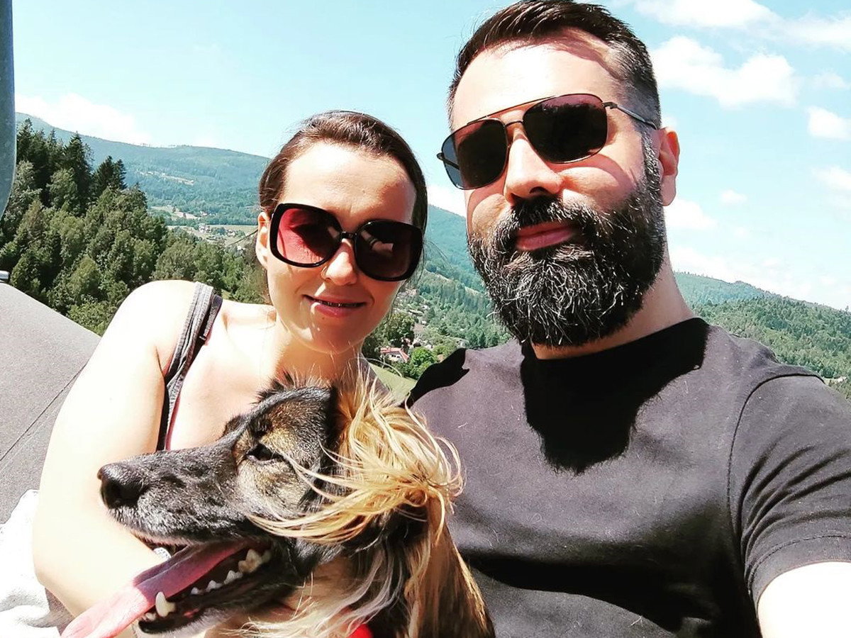 Karol ze Ślubu od pierwszego wejrzenia udaje, że wyrzuca psa przez barierkę