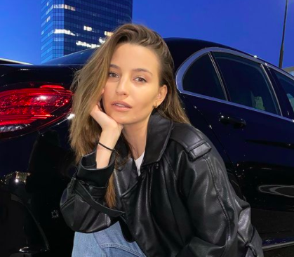 Julia Wieniawa w płaszczu z imitacji skóry