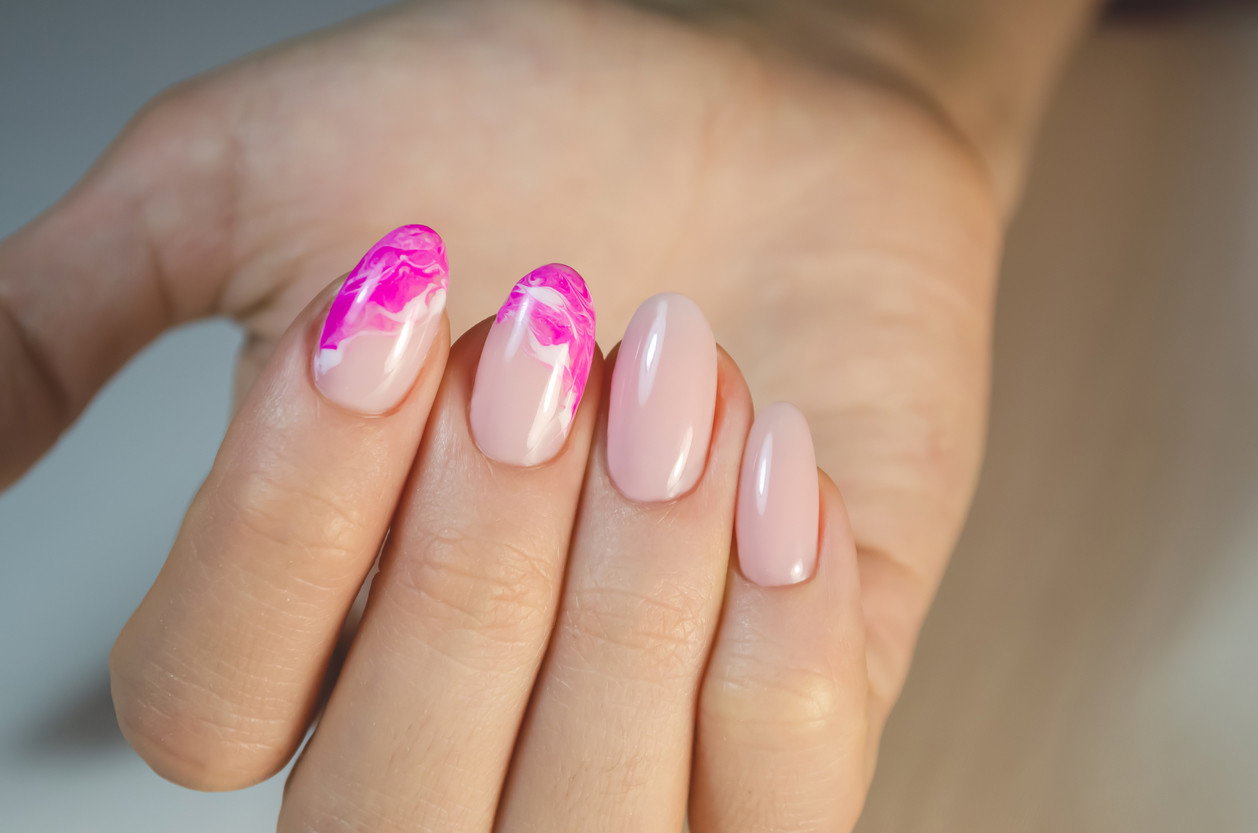 modne paznokcie 2021 swirl nails