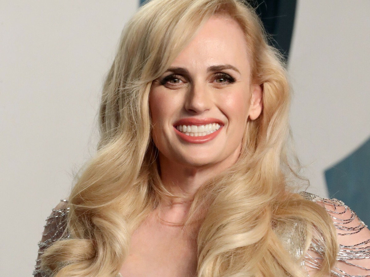 Rebel Wilson pozuje w stroju kąpielowym i dumnie przyznaje: "Przytyłam" 