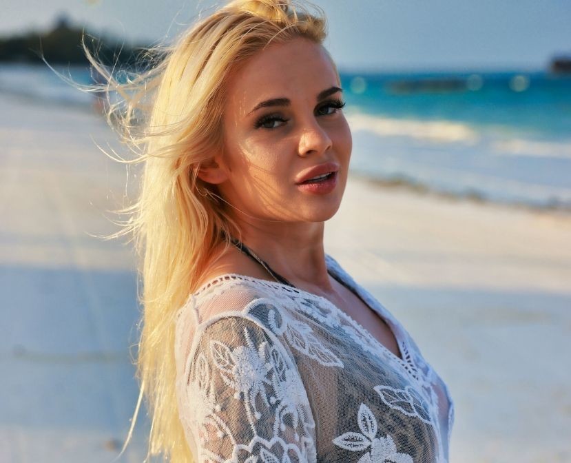 Aleksandra Hałabuda na plaży
