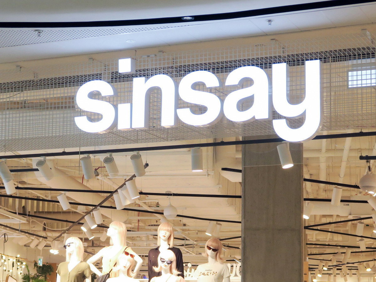 Letnia sukienka na wyprzedaży z Sinsay kosztuje 19 zł , a wygląda jak model Guess za 500 zł. Pięknie podkreśla talie