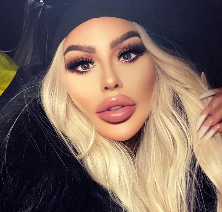 Laluna z "Królowych życia" w blond peruce