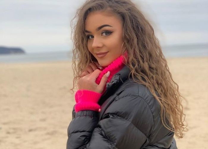 Ola z "Love Island" w pokowanej kurtce