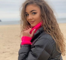 Ola z "Love Island" w pokowanej kurtce