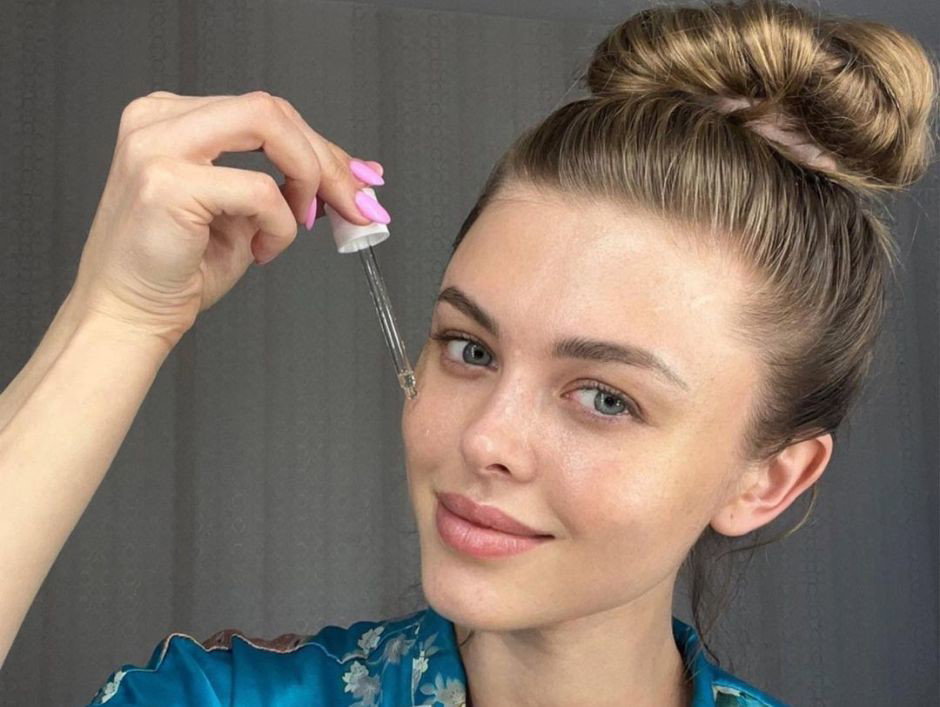 Asia Opozda używa olejowego serum