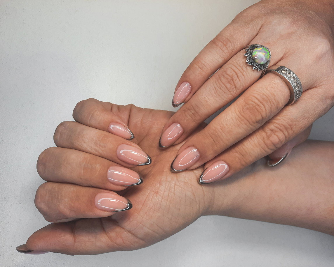 chrome french manicure na jesień 2022