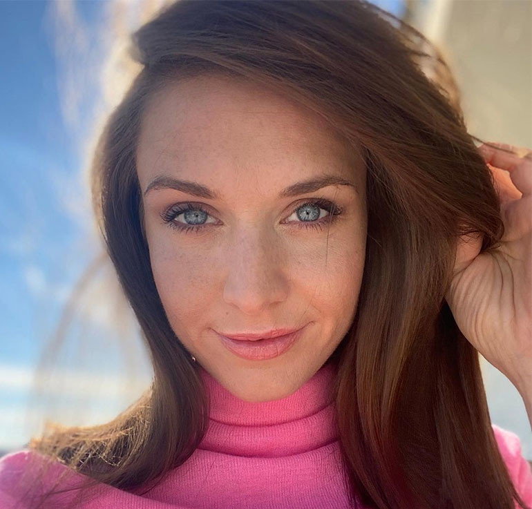 Julia Kamiska w różowym golfie