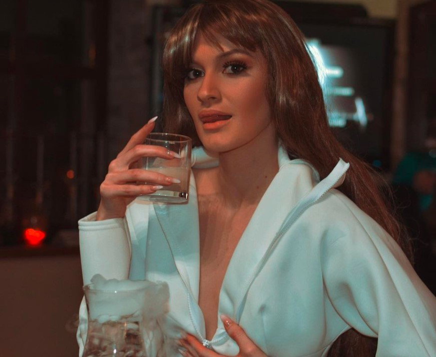 Sandra z "Hotelu Paradise"