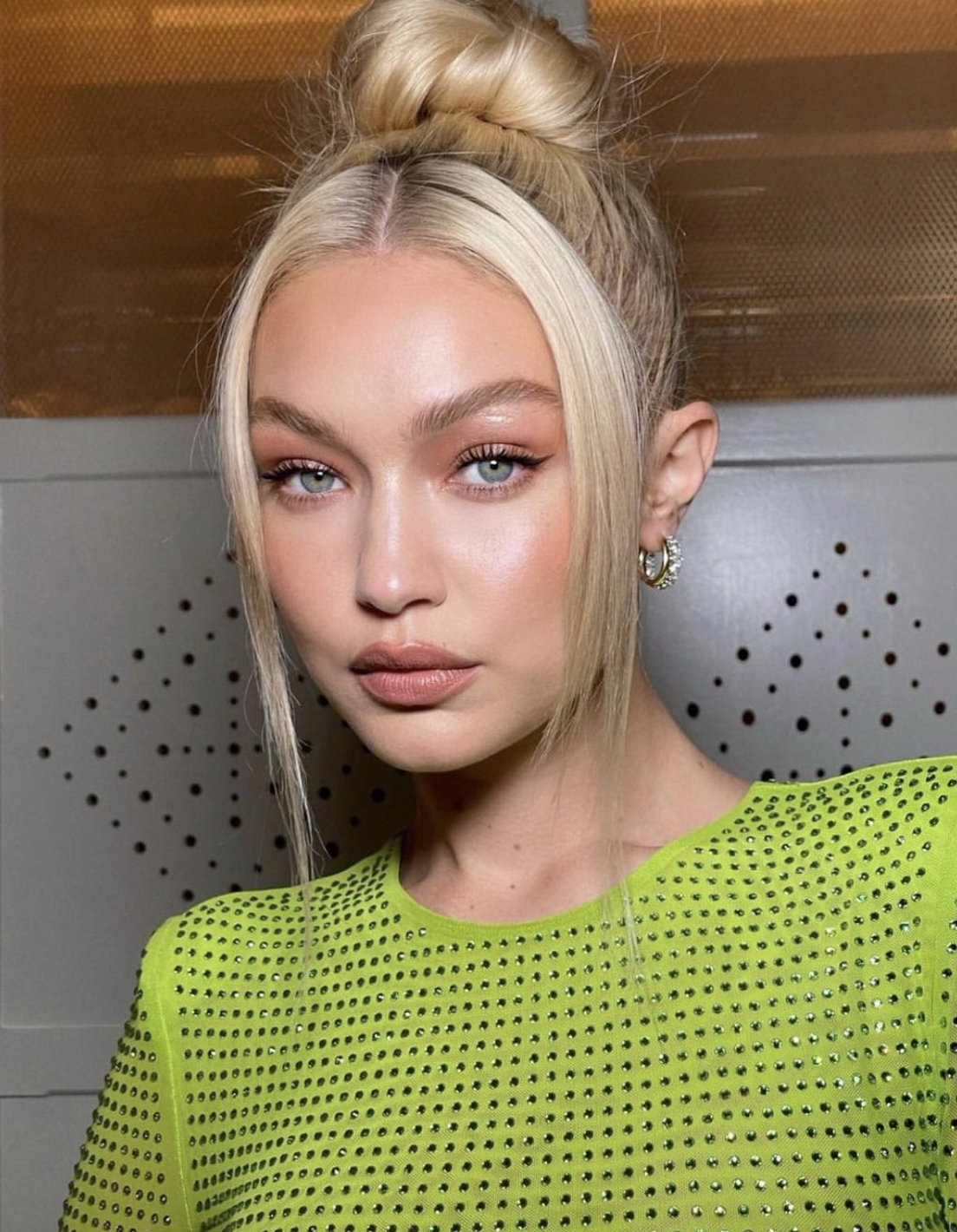 Gigi Hadid w modnym Barbie Blonde na jesień 2022