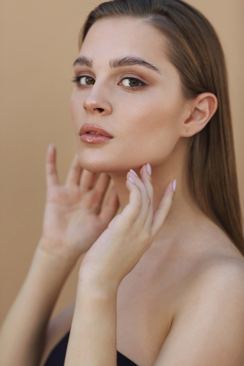 kobieta o wyraźnie zarysowanej lini żuchwy