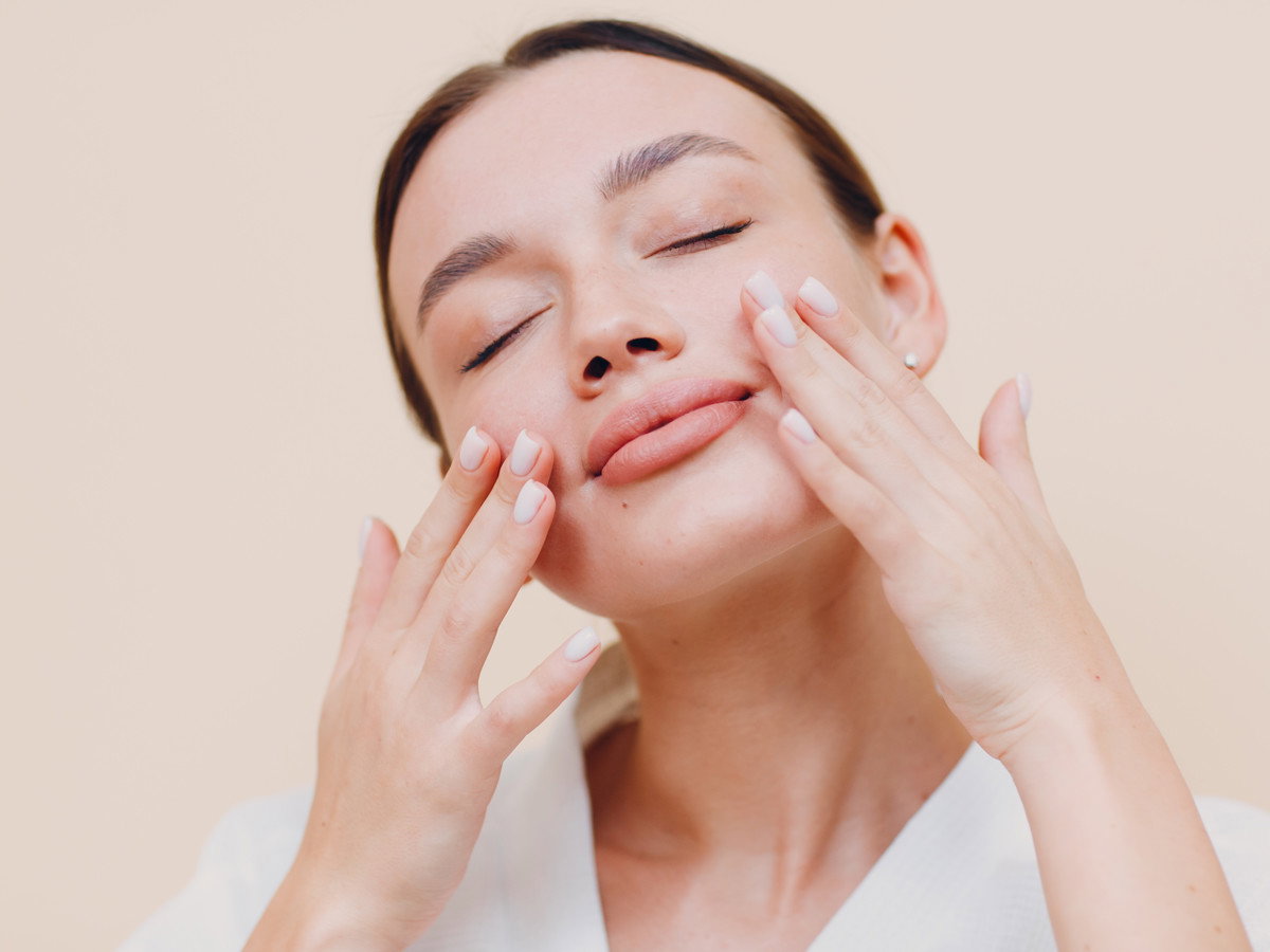 Peptydowe serum w promocji działa jak lifting twarzy u kosmetyczki