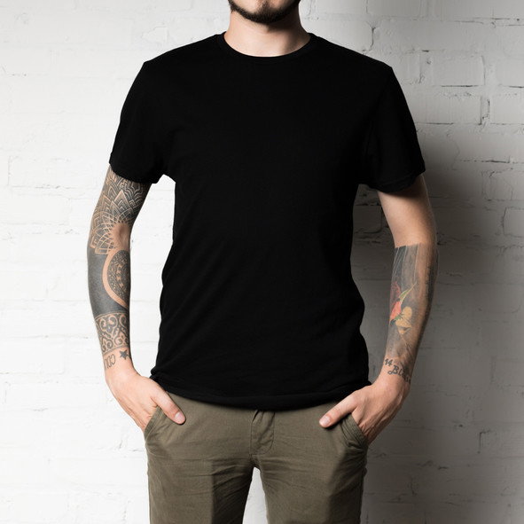 mężczyzna z tatuażami na rękach