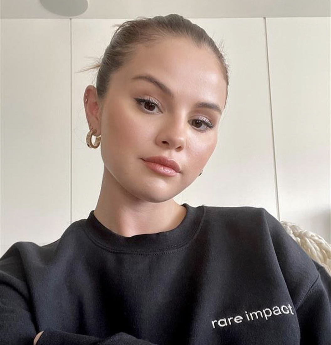 Selena Gomez nosi paznokcie na jesień 2022 Barbie Girl