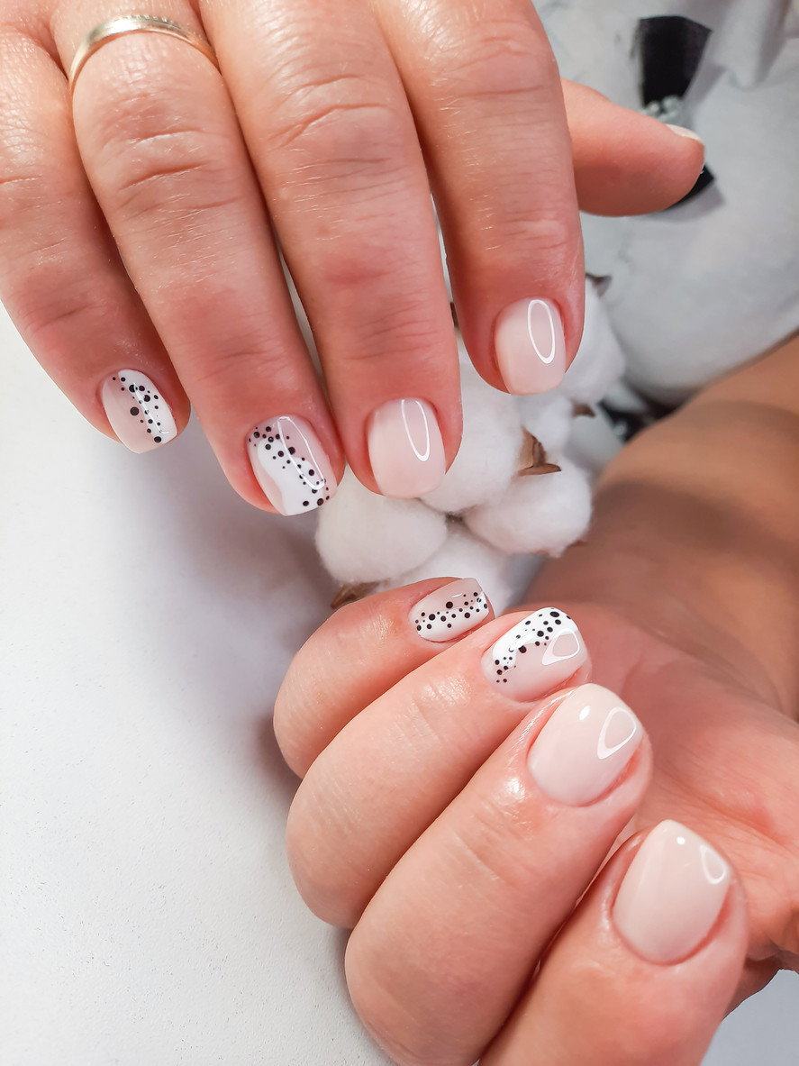 modne paznokcie 2021 speckled nails