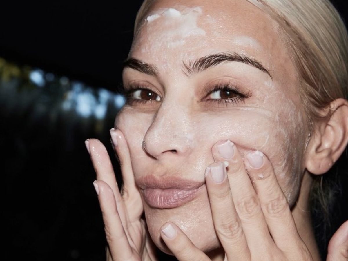 Już nie laminacja brwi! Teraz ten trend jest hitem i nosi go Kim Kardashian