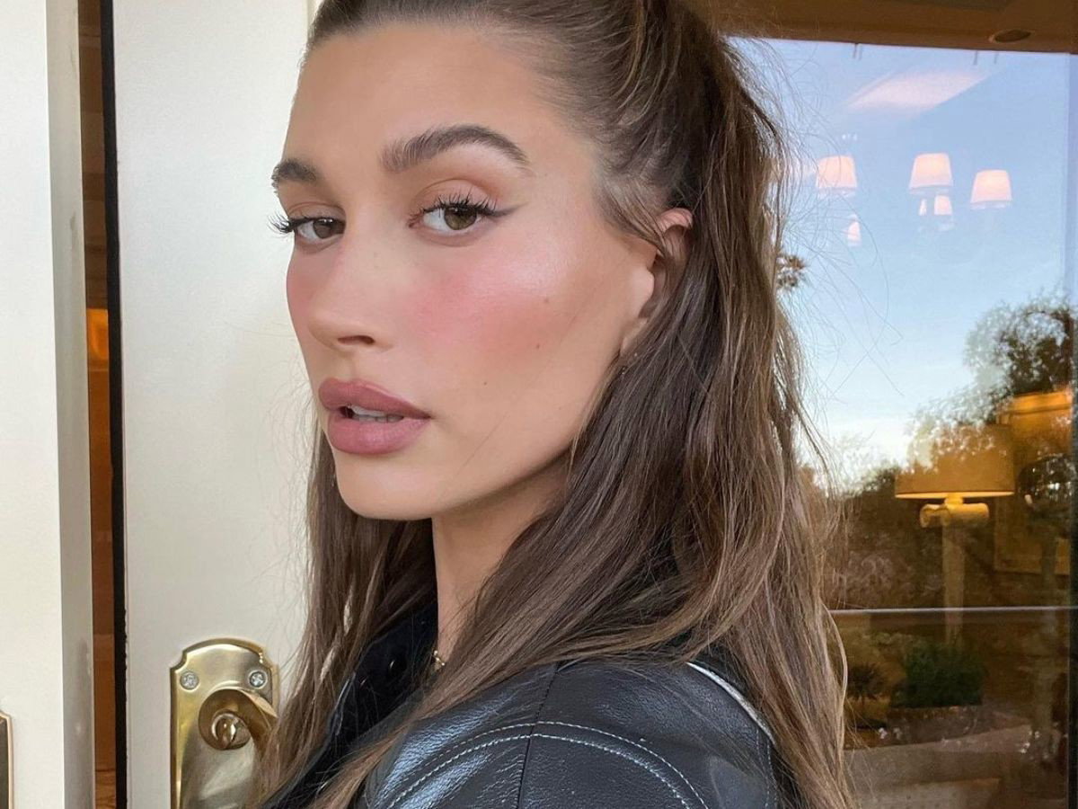 Hailey Biber nosi modny manicure