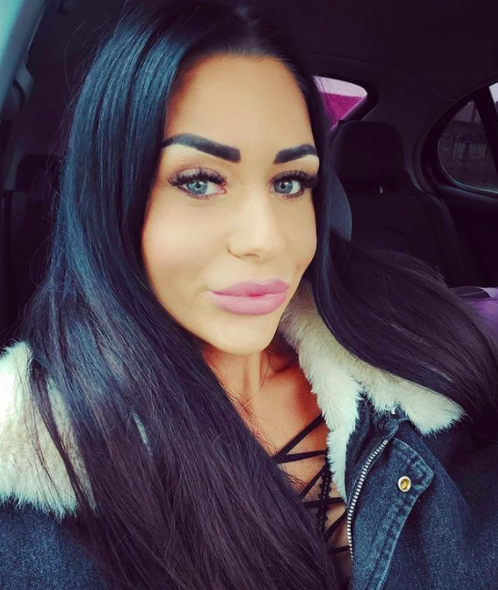 Stella z "Love Island" w czarnych włosach