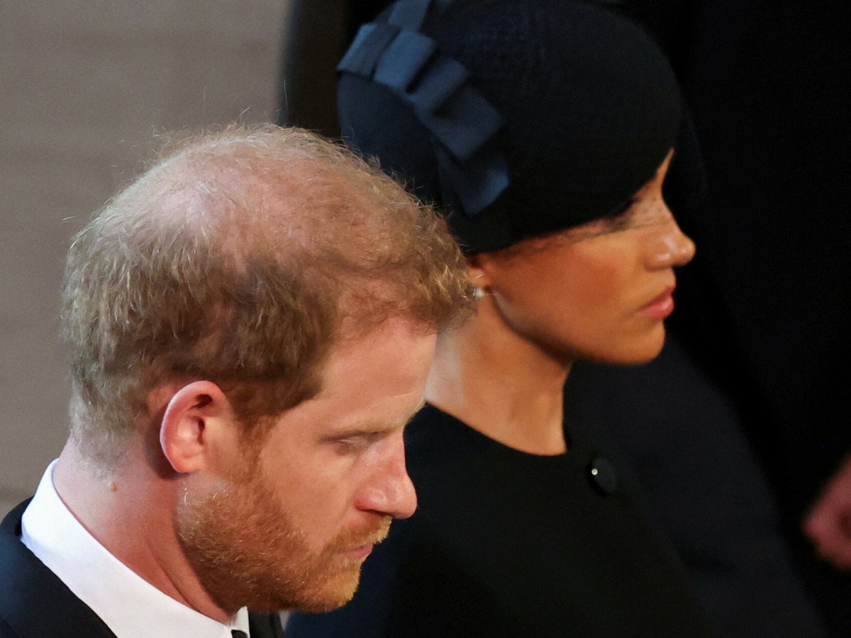 Meghan Markle pociesza księcia Harry'ego przy tumnie Elżbiety II