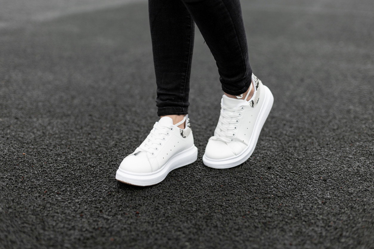 Już nie masywne sneakersy w stylu Balenciaga - buty z Sinsay na jesień