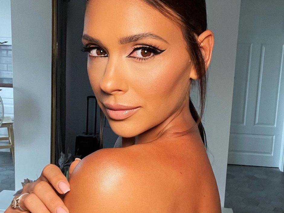 Klaudia Halejcio pokazała na Instagramie brązowe skórzane spodnie na jesień