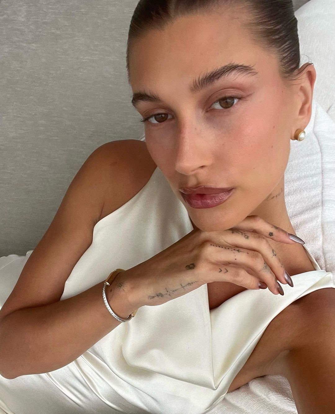 Już nie glazed donut nails! Hailey Bieber pokazała nowe seksowne paznokcie na jesień