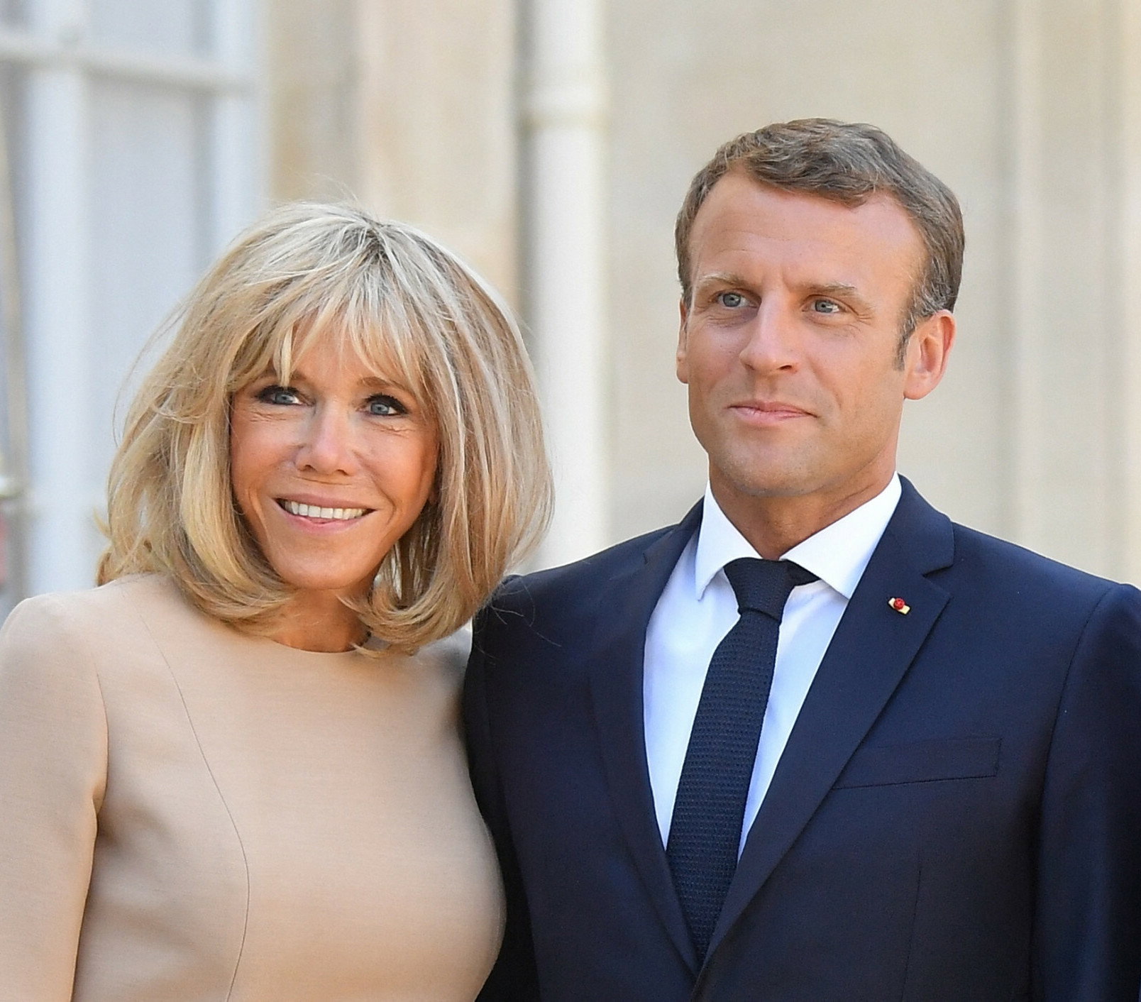 Brigitte Macron zrezygnowała z kultowego boba. W nowej fryzurze jest nie do poznania!