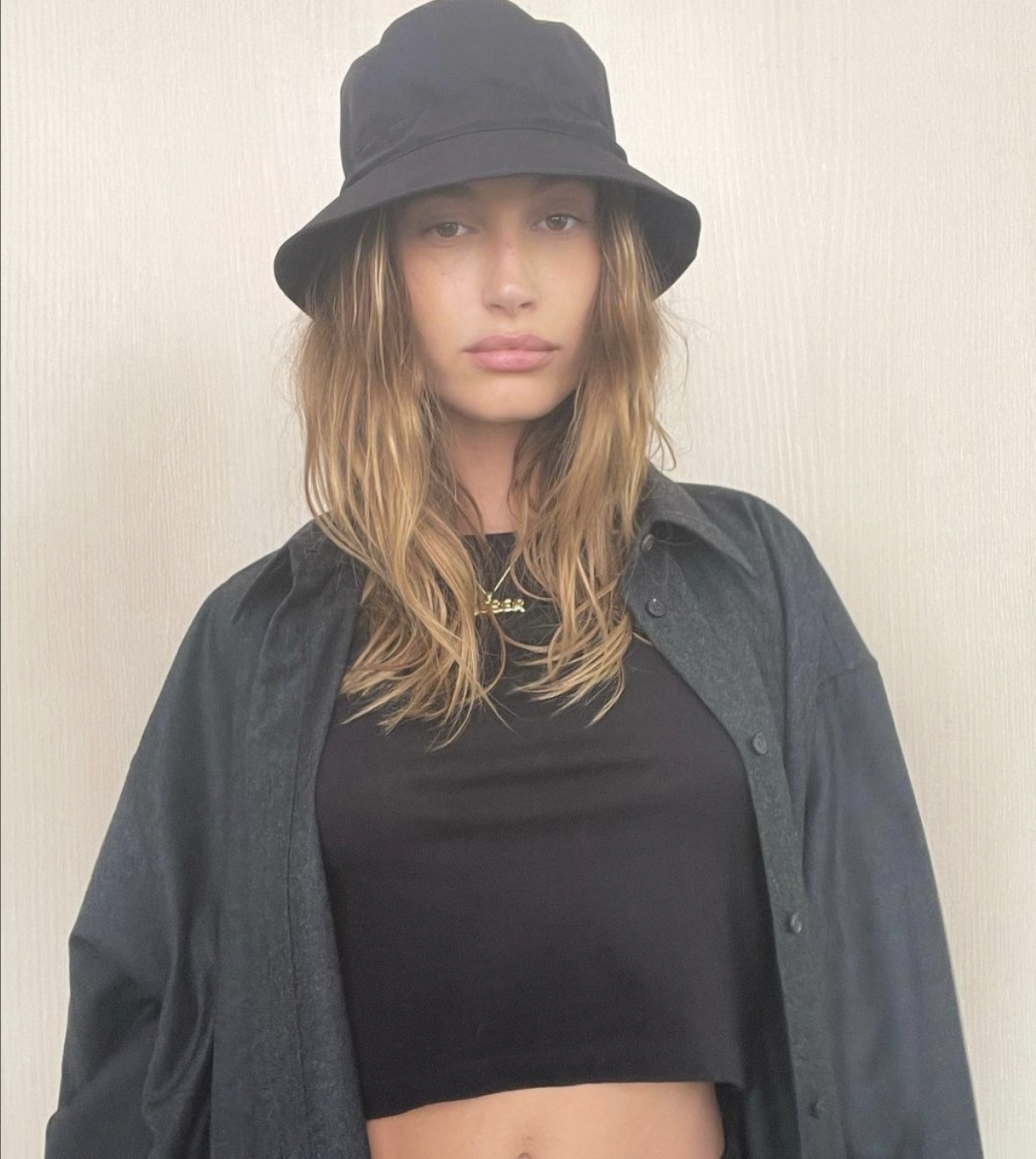 Hailey Bieber w modnym kolorze włosów na jesień 2022 Cosy Blond