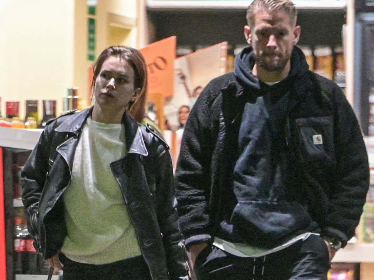 Anna Maria Sieklucka i Sebiastian Fabijański całują się