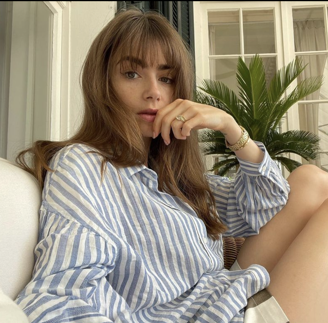 Lily Collins w najmodniejszej grzywce na 2022 Birkin Bangs