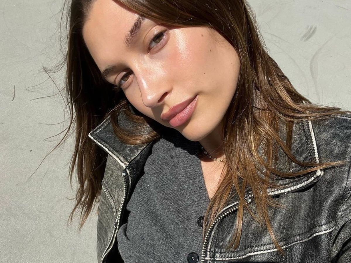 Hailey Bieber nosi płaszcz oversize