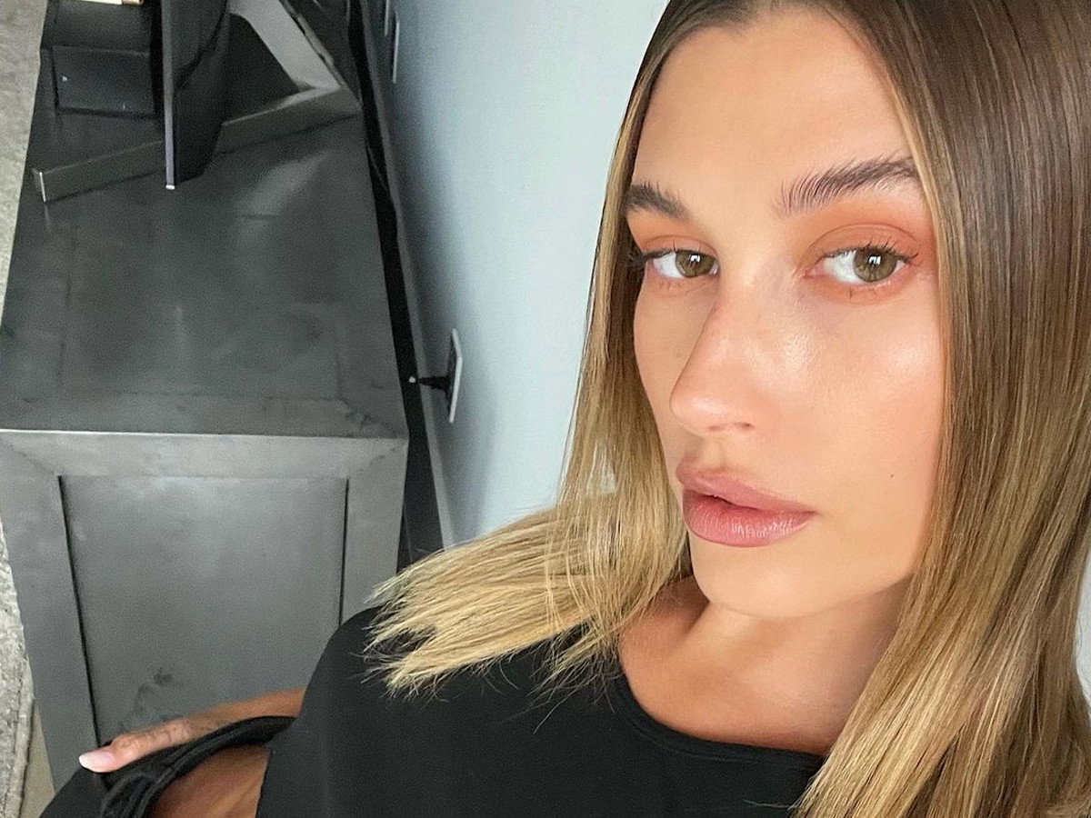 Hailey Bieber z podkładem na twarzy